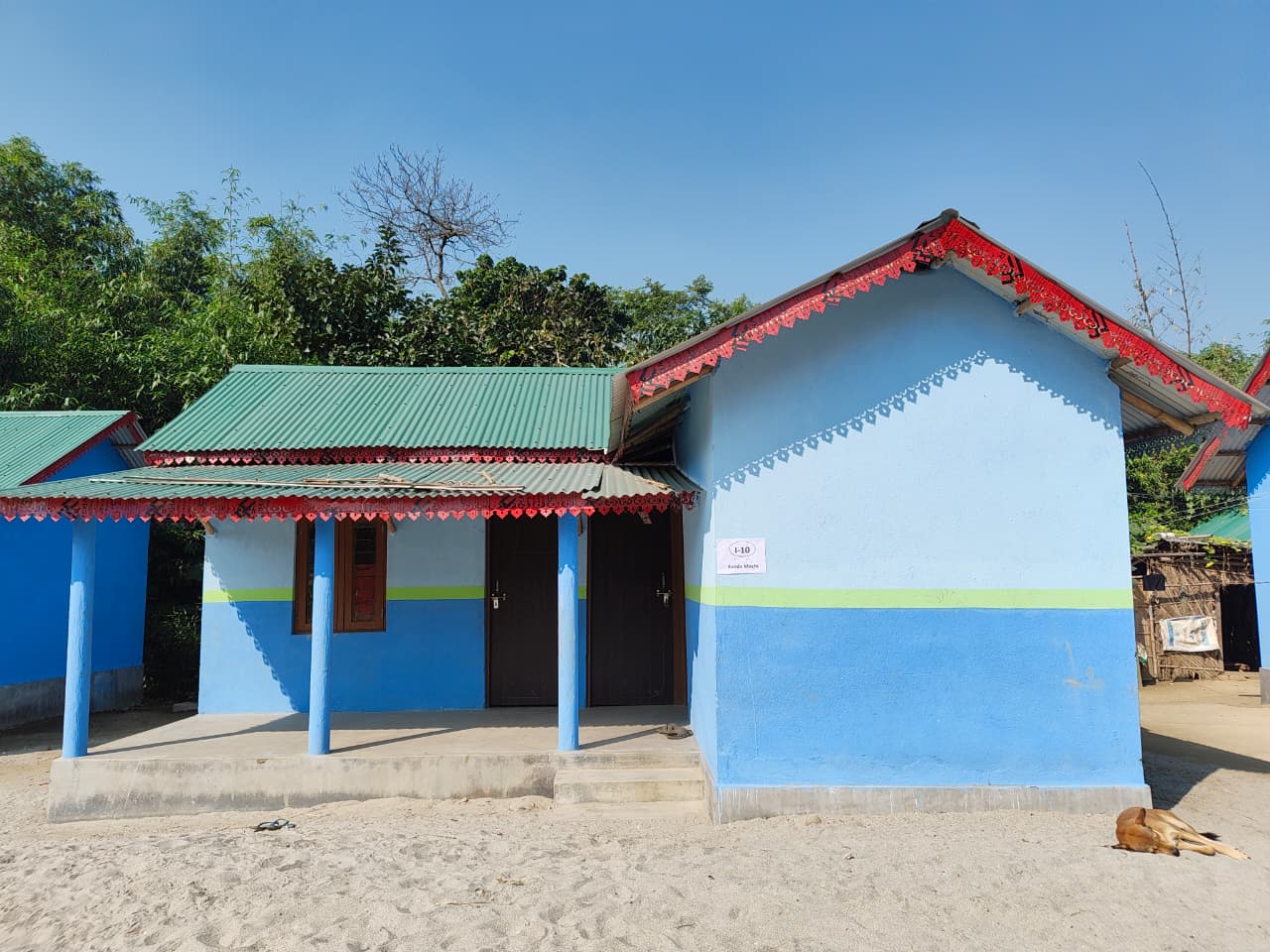 Tzu Chi in collaboration with the Forum For Rural Women Ardency Development(FORWARD), built Great Love Houses. After a year of construction, houses for a hundred families.